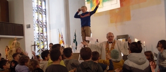  So sehen Heilige aus: Die Schüler konnten im Gottesdienst aktiv mitwirken und mit kleinen Schritten den Weg zum Himmel, zur Liebe Gottes ausprobieren und durch das Kaleidoskop schauen.